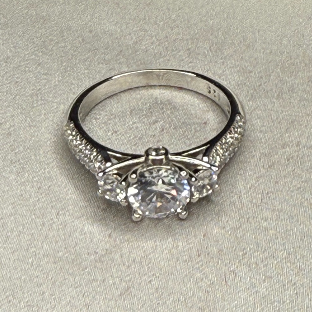 Elegant Silver Ring with Moisanite diamond - Picture 2 of 3